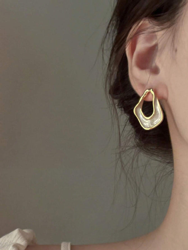 Shein One pair of vintage French style irregular hollow hoop earrings with superior quality, elegant and cute sweet style for girls.