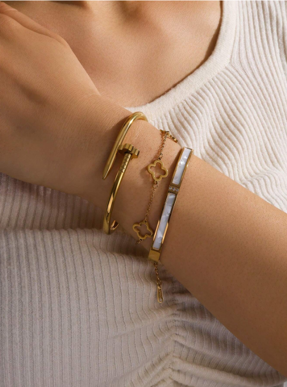 Shein - 3Pcs Gold Stainless Steel Nail & Shell Bracelet With Clover Charm Bracelet Set