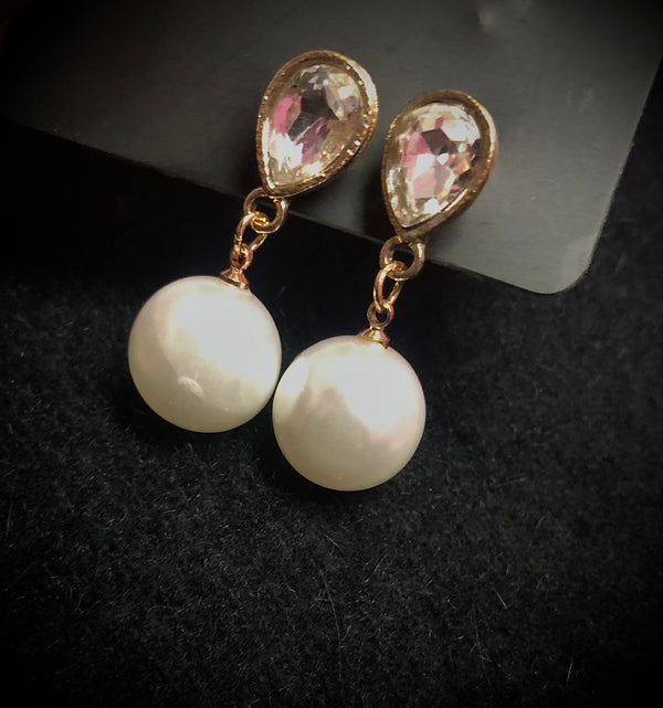 Beri- White Pearl Drop Ear Wear