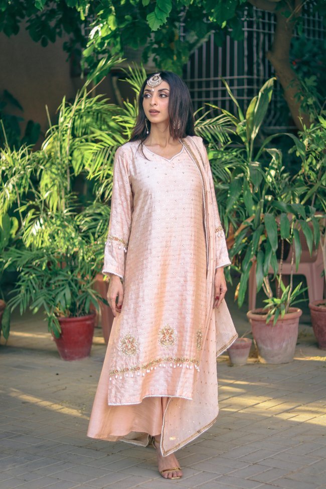 Sara Nisar- Khwabeeda