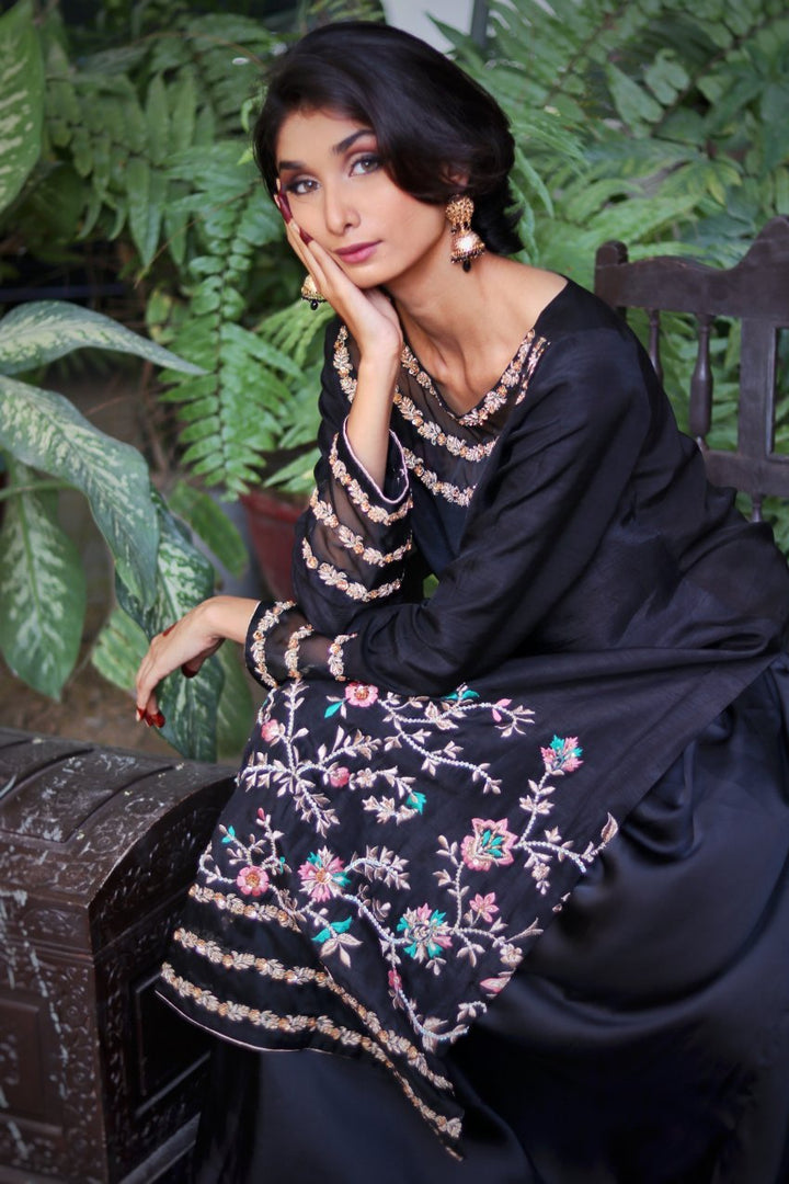 Sara Nisar- Ba Dastoor