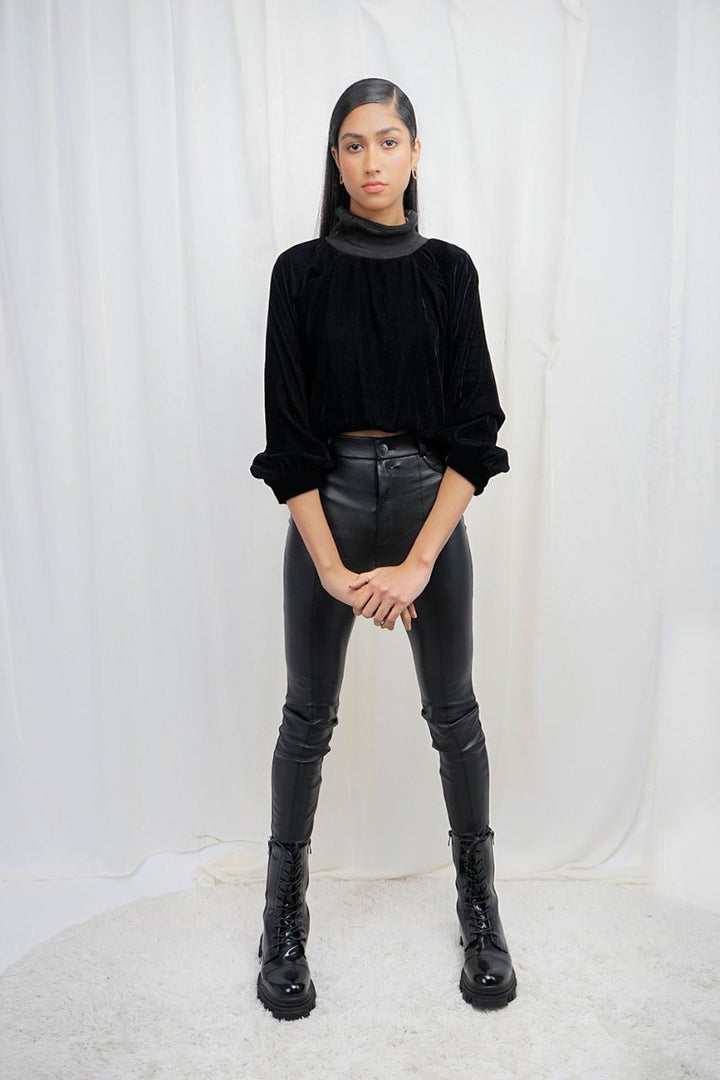 VYBE - Velvet crop high-neck- Black